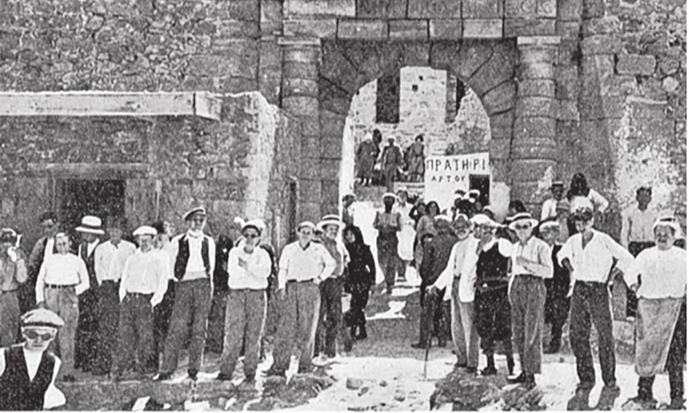 /api/cms/uploads/Greece_Spinalonga_Patients_at_the_main_gate_of_Spinalonga_in_1930_93be1738c1.jpg