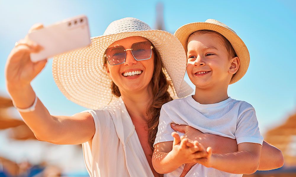 /api/cms/uploads/egypt_hurghada_mother_with_son_ffdf02474b.jpg